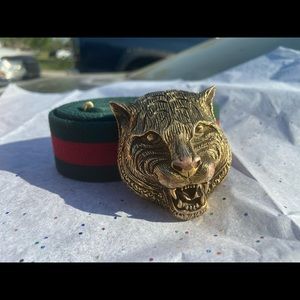 Gucci feline buckle belt